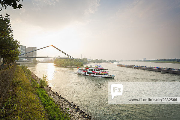 Deutschland  Düsseldorf  Blick auf die Düsseldorfer Rheinmündung mit Brücke und Schiff