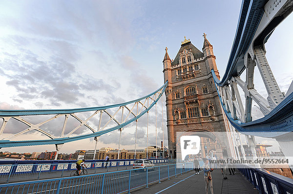 UK  London  Tower Bridge mit Blick auf die South Bank