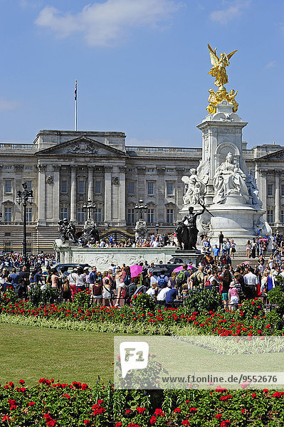 UK  London  Menschen vor dem Buckingham Palace