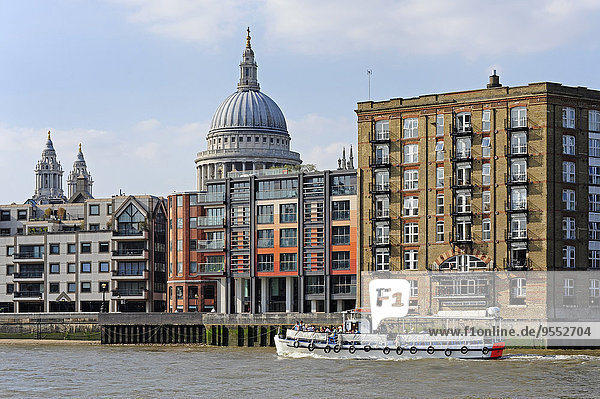 UK  London  St. Paul's Cathedral hinter Wohnhäusern an der Themse