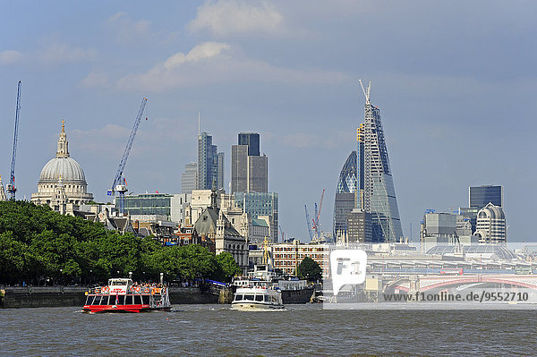 UK  London  City of London  Blick über die Themse  St. Paul's Cathedral und Finanzviertel