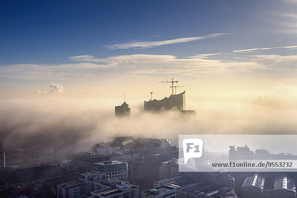 Deutschland  Hamburg  Luftaufnahme der Elbphilharmonie und Stadt im dichten Nebel