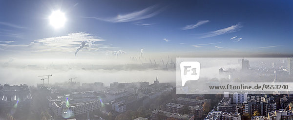 Deutschland  Hamburg  Elbe und Stadt im dichten Nebel