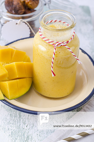 Mango-Smoothie in Glasflasche