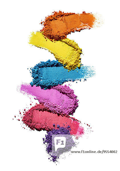 Make-up Puder in verschiedenen Farben vor weißem Hintergrund