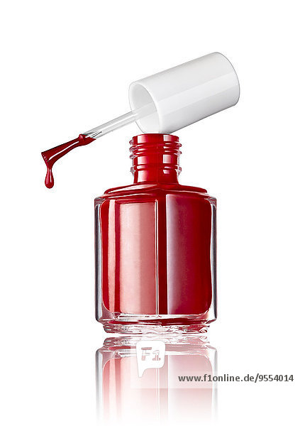 Flasche roter Nagellack vor weißem Hintergrund