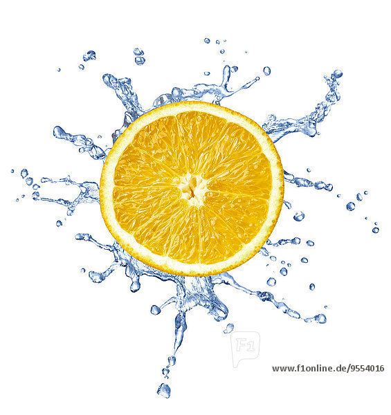 Orangenscheibe mit Wasserspritzer vor weißem Hintergrund