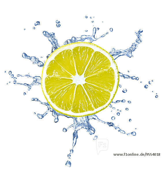 Zitronenscheibe mit Wasserspritzer vor weißem Hintergrund