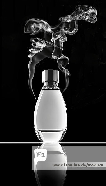 Rauchparfümflasche vor schwarzem Hintergrund