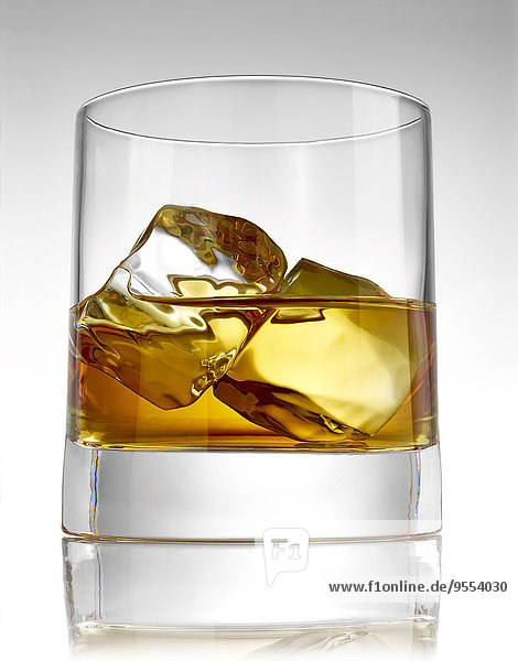 Glas Whisky auf Eis