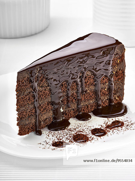 Stück Schokoladenkuchen auf weißem Teller