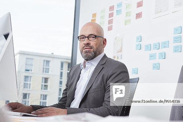 Porträt eines Geschäftsmannes  der im Büro arbeitet