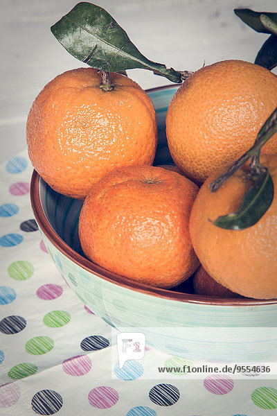 Schale mit Mandarinen auf Tuch