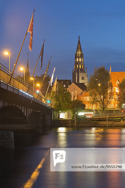 Deutschland,  Baden-Württemberg,  Konstanz,  Rheinbrücke und Münster bei Nacht