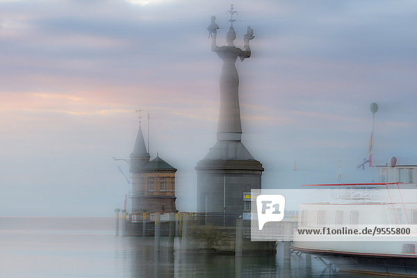 Deutschland  Baden-Württemberg  Bodensee  Konstanz  Doppelbelichtung der Imperia-Statue im Hafen bei Tagesanbruch