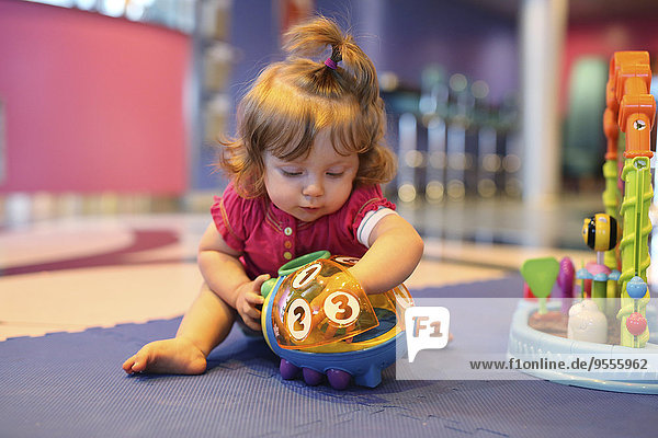 Baby Mädchen spielt mit Spielzeug in einem Spielzimmer des Kreuzfahrtschiffes