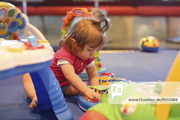 Baby Mädchen spielt mit Spielzeug in einem Spielzimmer des Kreuzfahrtschiffes