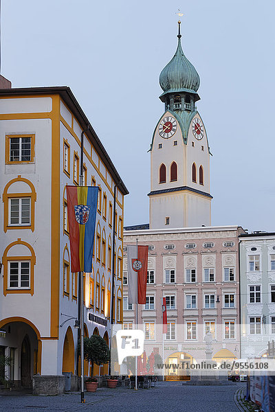Deutschland  Bayern  Rosenheim  Max-Josefs-Platz und Nikolauskirche