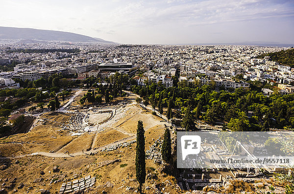 Griechenland  Athen  Stadtbild von Akropolis mit Ausgrabungsstätte