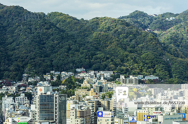 Japan  Kobe  Stadtbild mit Berg
