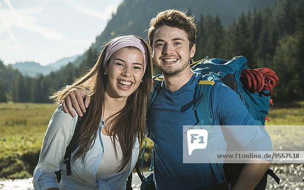 Österreich  Tirol  Tannheimer Tal  Portrait eines jungen Wanderpaares