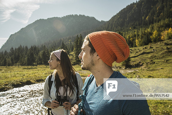Österreich  Tirol  Tannheimer Tal  zwei junge Wanderer beobachten Landschaft