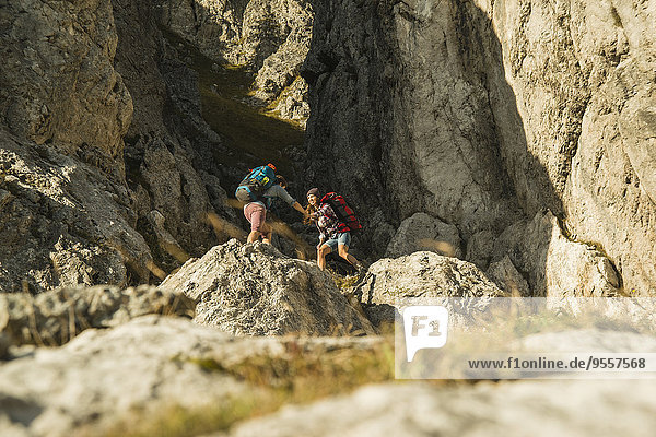 Österreich,  Tirol,  Tannheimer Tal,  junges Paar beim Felsenwandern