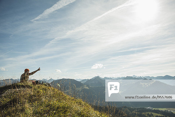 Österreich  Tirol  Tannheimer Tal  junger Mann  der sich selbst in die Bergwelt begibt