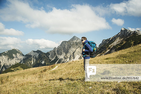 Österreich  Tirol  Tannheimer Tal  Wanderer mit Rucksack auf Almen