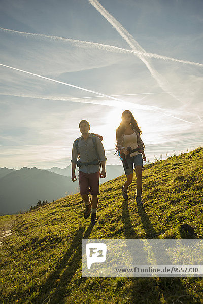 Österreich,  Tirol,  Tannheimer Tal,  junges Paar beim Wandern auf Almen