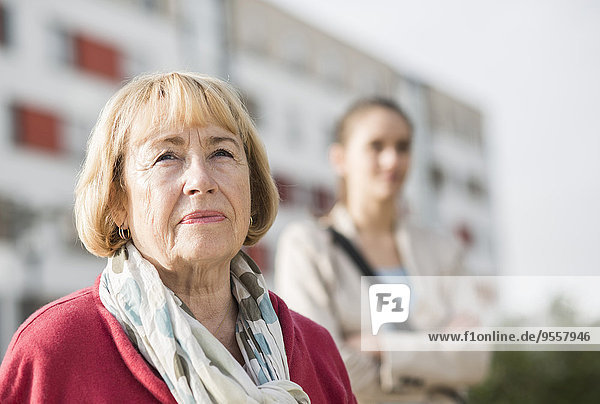 Porträt einer ernsthaft aussehenden Seniorin