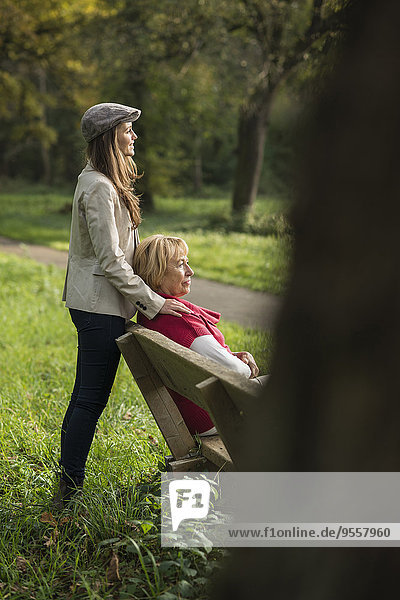 Seniorin und Enkelin zusammen im Park