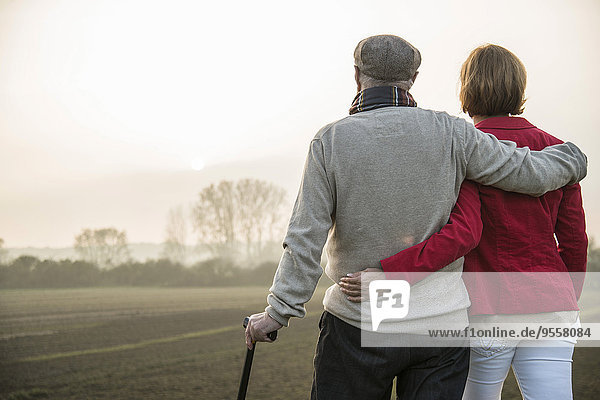 Senior Mann und Tochter in ländlicher Landschaft