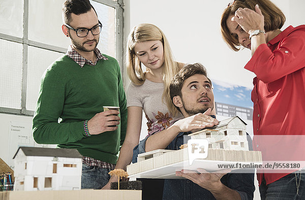 Architektengruppe im Büro mit Architekturmodell