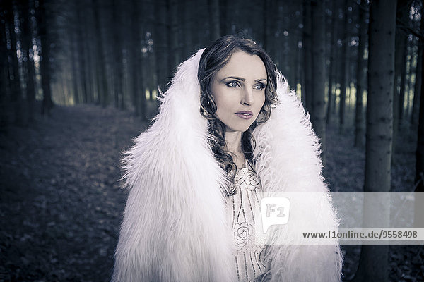 Porträt einer weiß gekleideten Mystikerin im Wald