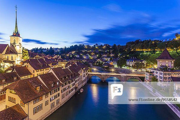 Schweiz  Bern  Stadtbild mit Untertorbrücke  Nydeggkirche und Aare am Abend