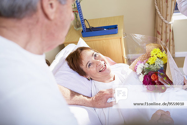 Älterer Mann besucht Frau im Krankenhaus