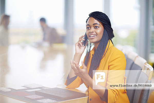 Portrait der Geschäftsfrau beim Telefonieren mit dem Smartphone