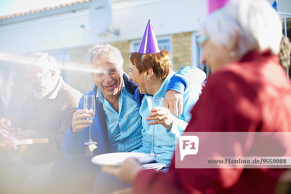 Seniorenfreunde auf einer Geburtstagsgartenparty
