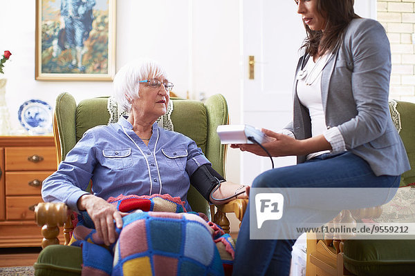 Medizinische Betreuung der älteren Frau zu Hause