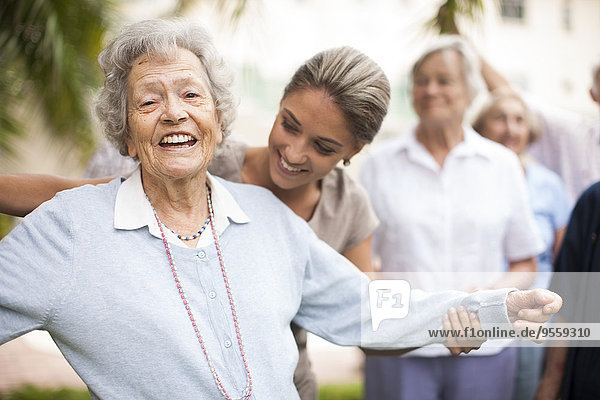 Glückliche Seniorin in einem Senioren-Dorf