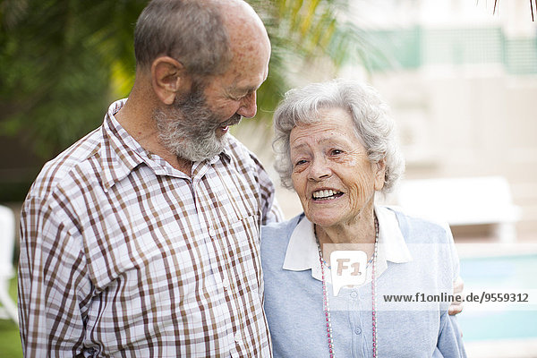 Glückliches Seniorenpaar in einem Senioren-Dorf