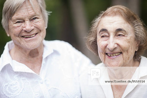 Zwei lächelnde Seniorinnen in einem Senioren-Dorf