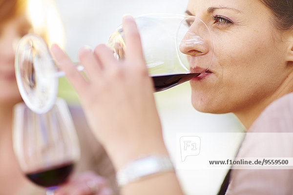 Frau trinkt ein Glas Rotwein