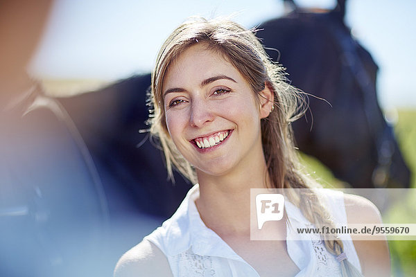 Lächelnde junge Frau mit Pferd