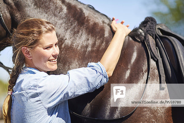 Lächelnde Frau mit Pferd