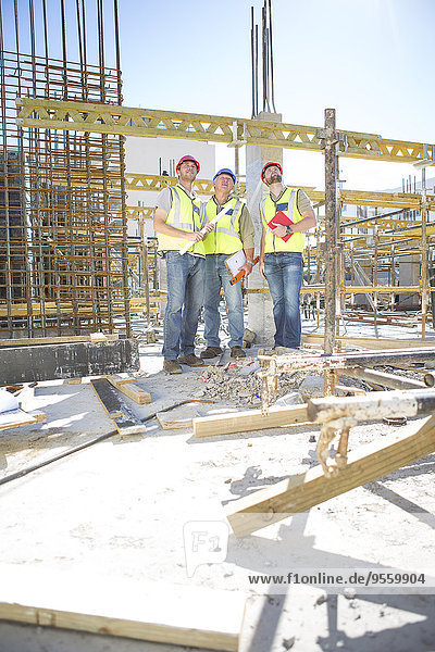 Drei Bauarbeiter auf der Baustelle