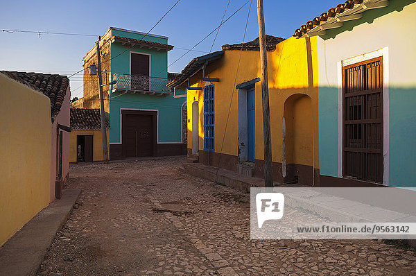 Kopfsteinpflaster Farbaufnahme Farbe Gebäude Straße Karibik Westindische Inseln Trinidad und Tobago Kuba