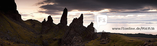 Felsbrocken Mann Sonnenaufgang Anordnung Isle of Skye alt Schottland