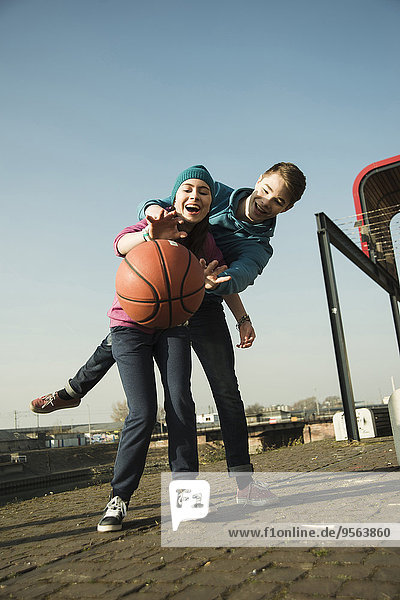 Außenaufnahme Jugendlicher Junge - Person Basketball Mädchen Industriegebiet freie Natur spielen